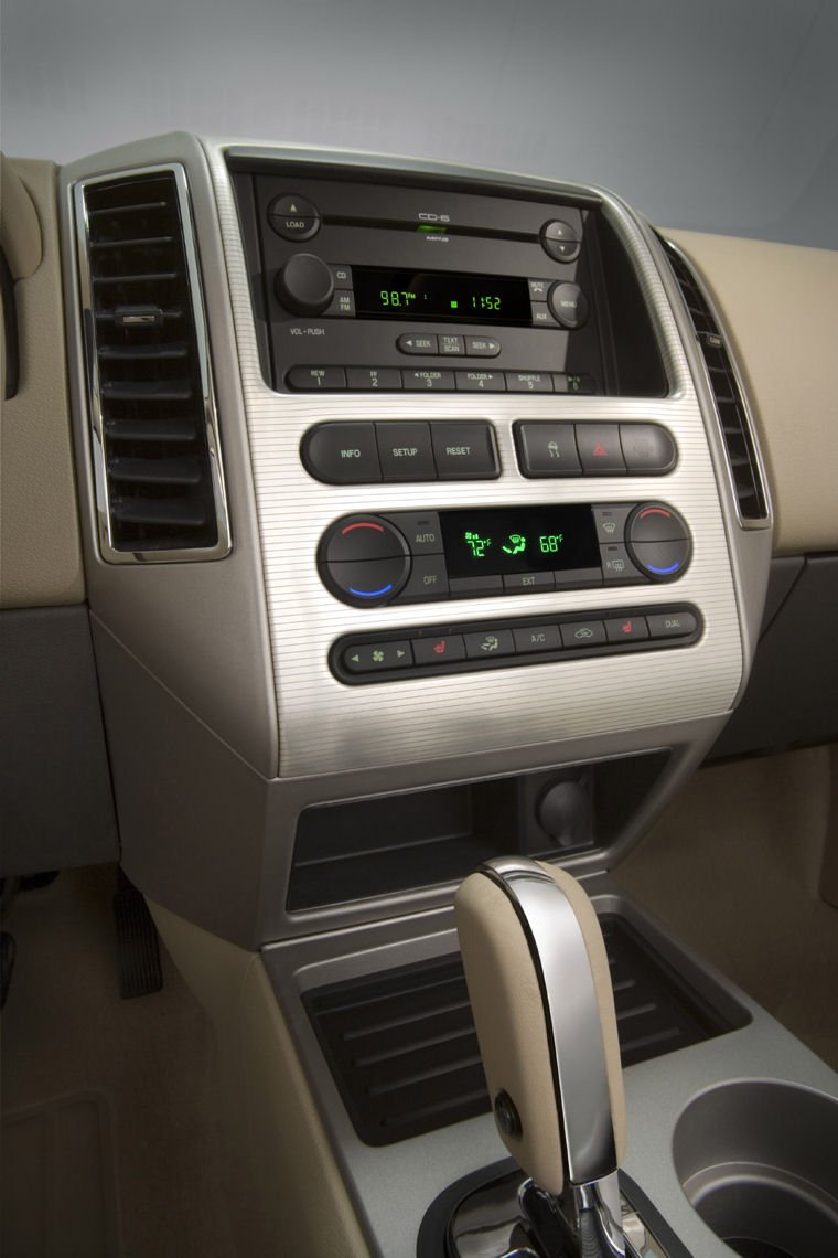 2007 Ford Edge Center Dash Picture